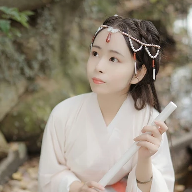 楓葉帶團(tuán)扇女生頭像，唯美古風(fēng)真人頭像