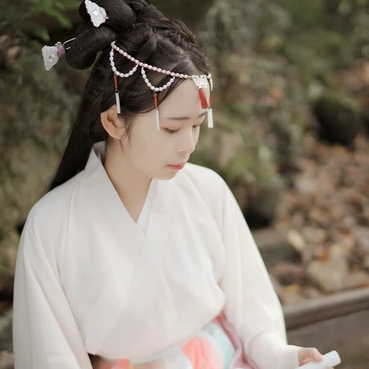 楓葉帶團(tuán)扇女生頭像，唯美古風(fēng)真人頭像