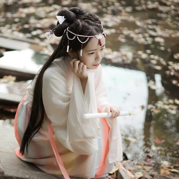 楓葉帶團(tuán)扇女生頭像，唯美古風(fēng)真人頭像