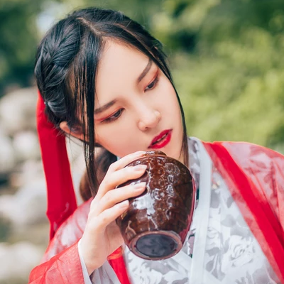 紅衣喝酒女生頭像，唯美古風(fēng)真人頭像