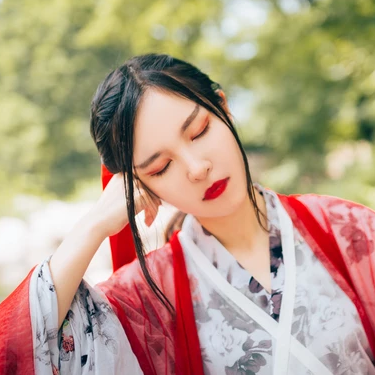 紅衣喝酒女生頭像，唯美古風(fēng)真人頭像
