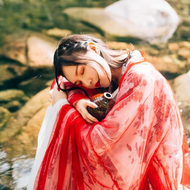 紅衣喝酒女生頭像，唯美古風(fēng)真人頭像