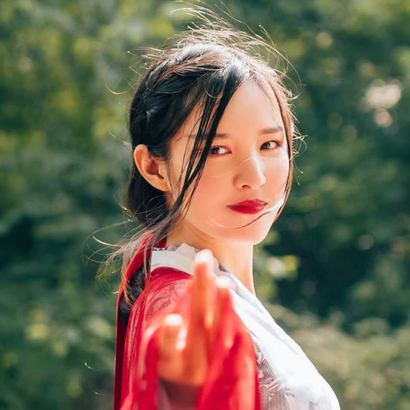 紅衣喝酒女生頭像，唯美古風(fēng)真人頭像