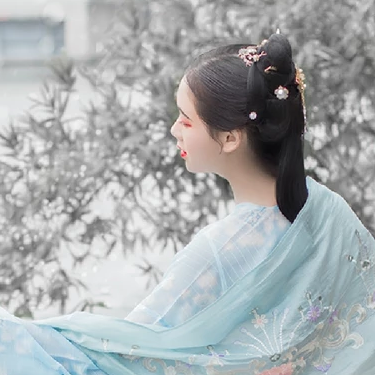 雪景帶團(tuán)扇女生頭像，唯美古風(fēng)真人頭像