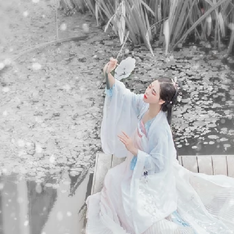 雪景帶團(tuán)扇女生頭像，唯美古風(fēng)真人頭像