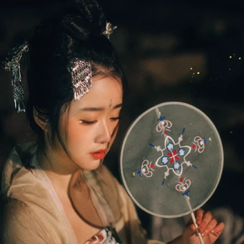 夜景帶團(tuán)扇女生頭像，唯美古風(fēng)真人頭像