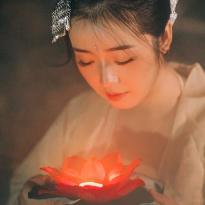 夜景帶團(tuán)扇女生頭像，唯美古風(fēng)真人頭像