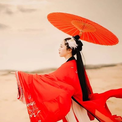 大漠紅衣帶傘女生頭像，唯美古風(fēng)真人頭像
