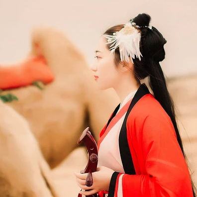 大漠紅衣帶傘女生頭像，唯美古風(fēng)真人頭像