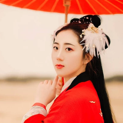 大漠紅衣帶傘女生頭像，唯美古風(fēng)真人頭像