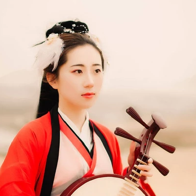 大漠紅衣帶傘女生頭像，唯美古風(fēng)真人頭像