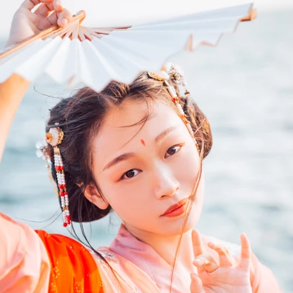 滄海風(fēng)舞帶折扇女生頭像，唯美古風(fēng)真人頭像