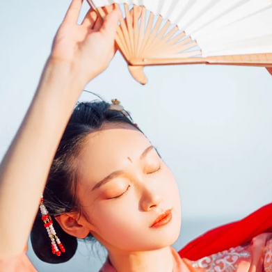 滄海風(fēng)舞帶折扇女生頭像，唯美古風(fēng)真人頭像
