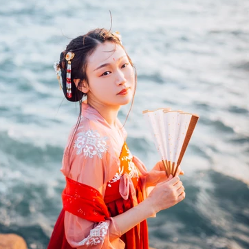 滄海風(fēng)舞帶折扇女生頭像，唯美古風(fēng)真人頭像