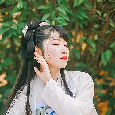 花庭樹下女生頭像，唯美古風(fēng)真人頭像