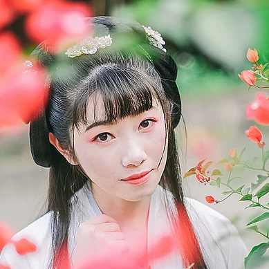花庭樹下女生頭像，唯美古風(fēng)真人頭像