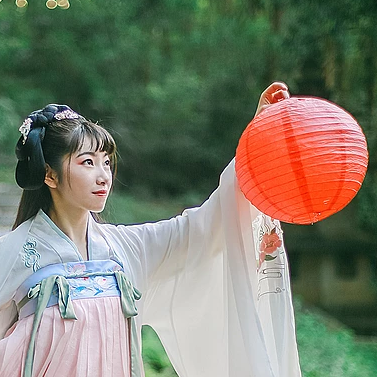 花庭樹下女生頭像，唯美古風(fēng)真人頭像