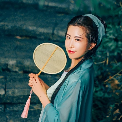 青青帶團扇女生頭像，唯美古風真人頭像
