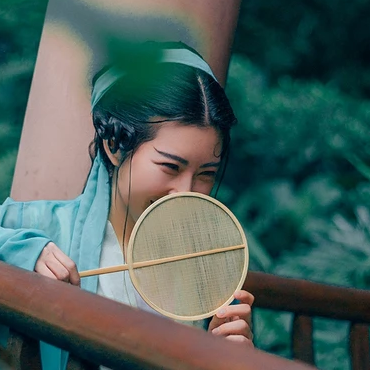 青青帶團扇女生頭像，唯美古風真人頭像