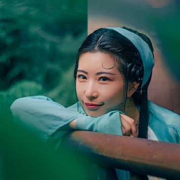 青青帶團扇女生頭像，唯美古風真人頭像