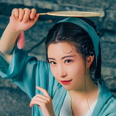 青青帶團扇女生頭像，唯美古風真人頭像