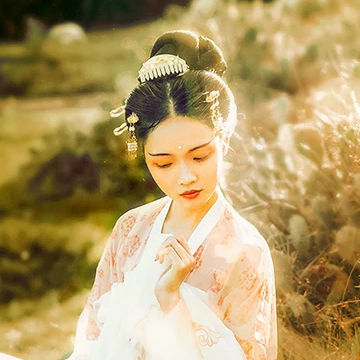 淡雅文藝帶團(tuán)扇女生頭像，唯美古風(fēng)真人頭像