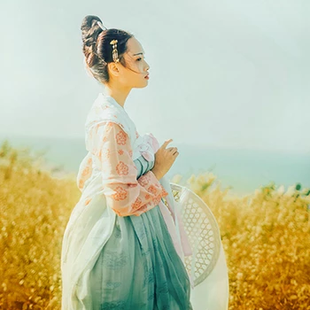 淡雅文藝帶團(tuán)扇女生頭像，唯美古風(fēng)真人頭像