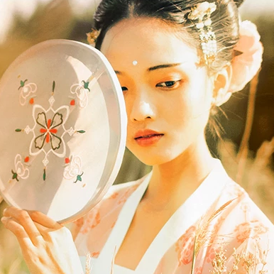 淡雅文藝帶團(tuán)扇女生頭像，唯美古風(fēng)真人頭像