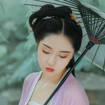 柳下紫衣帶傘頭像，唯美古風真人頭像