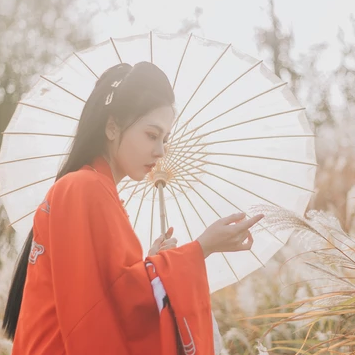 紅衣蒹葭帶傘頭像，唯美古風(fēng)真人頭像