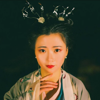 夜晚彈琵琶女生頭像，唯美古風(fēng)真人頭像