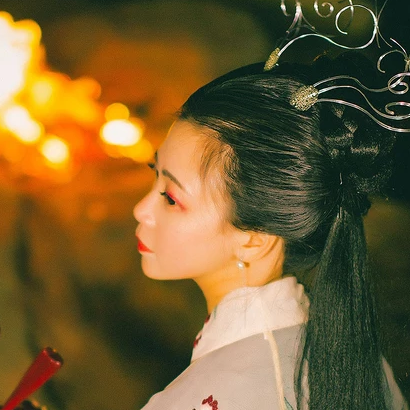 夜晚彈琵琶女生頭像，唯美古風(fēng)真人頭像