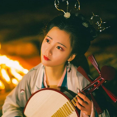 夜晚彈琵琶女生頭像，唯美古風(fēng)真人頭像