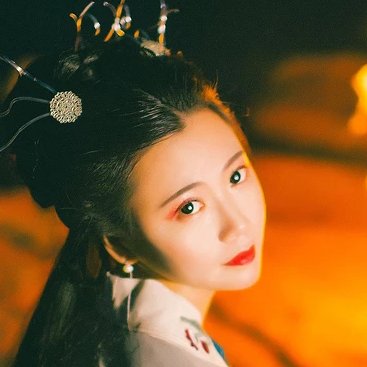 夜晚彈琵琶女生頭像，唯美古風(fēng)真人頭像