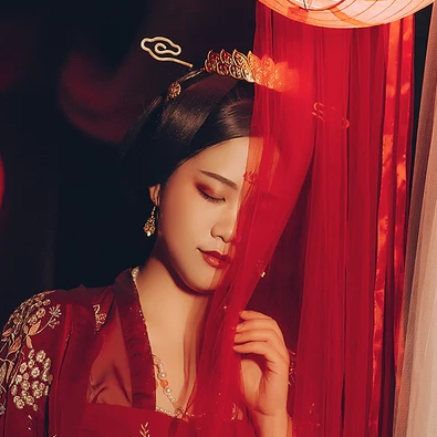 紅衣帶團(tuán)扇女生頭像，唯美古風(fēng)真人頭像