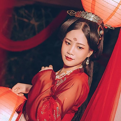 紅衣帶團(tuán)扇女生頭像，唯美古風(fēng)真人頭像