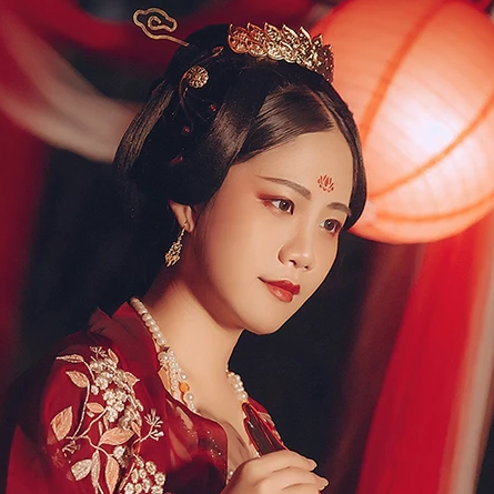 紅衣帶團(tuán)扇女生頭像，唯美古風(fēng)真人頭像