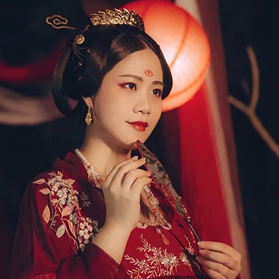 紅衣帶團(tuán)扇女生頭像，唯美古風(fēng)真人頭像