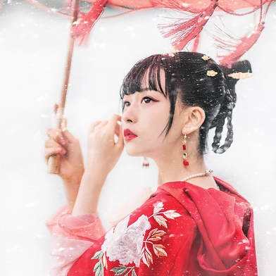 雪花飛舞紅衣女生頭像，唯美古風(fēng)真人頭像