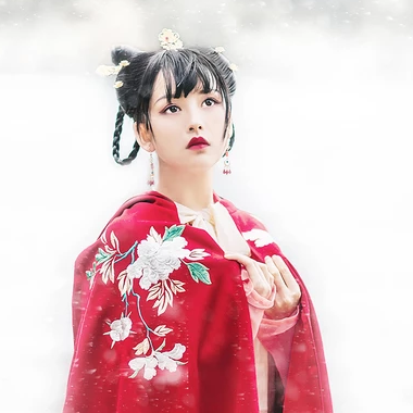 雪花飛舞紅衣女生頭像，唯美古風(fēng)真人頭像