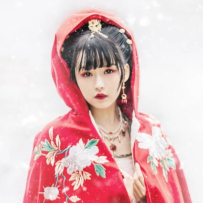 雪花飛舞紅衣女生頭像，唯美古風(fēng)真人頭像