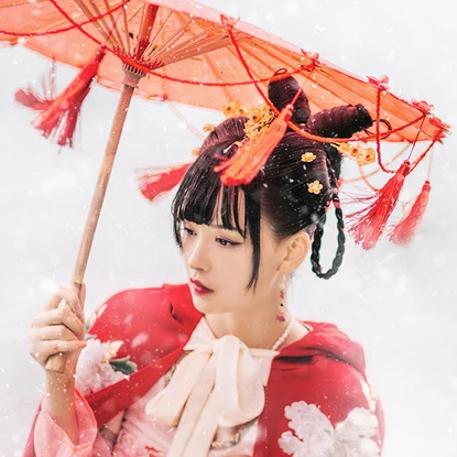 雪花飛舞紅衣女生頭像，唯美古風(fēng)真人頭像