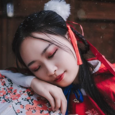 紅衣落雪可愛女生頭像，唯美古風真人頭像