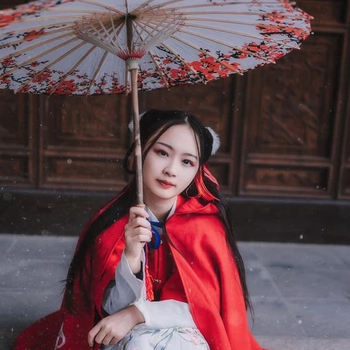 紅衣落雪可愛女生頭像，唯美古風真人頭像