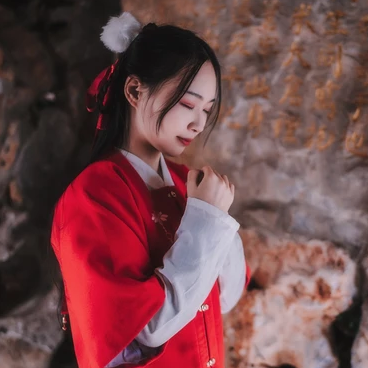 紅衣落雪可愛女生頭像，唯美古風真人頭像