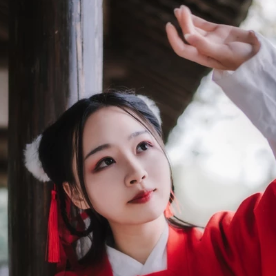 紅衣落雪可愛女生頭像，唯美古風真人頭像