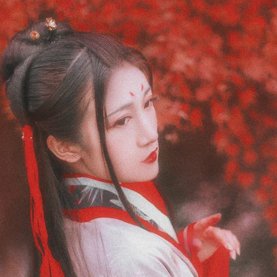 楓葉紅女生頭像，唯美古風真人頭像