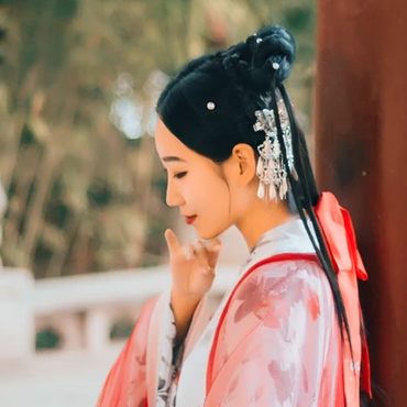 紅紗帶折扇女文藝生頭像，唯美古風(fēng)真人頭像