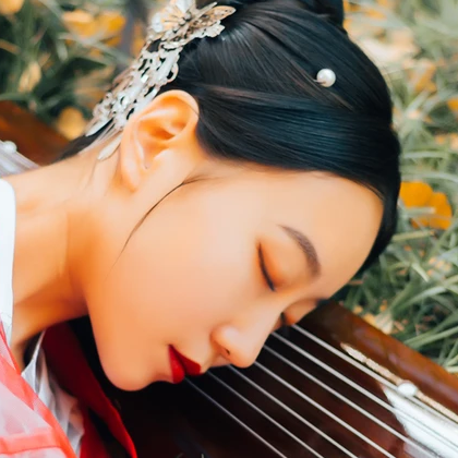 紅紗帶折扇女文藝生頭像，唯美古風(fēng)真人頭像