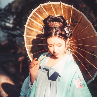 淡青色帶傘女生頭像，唯美古風真人頭像